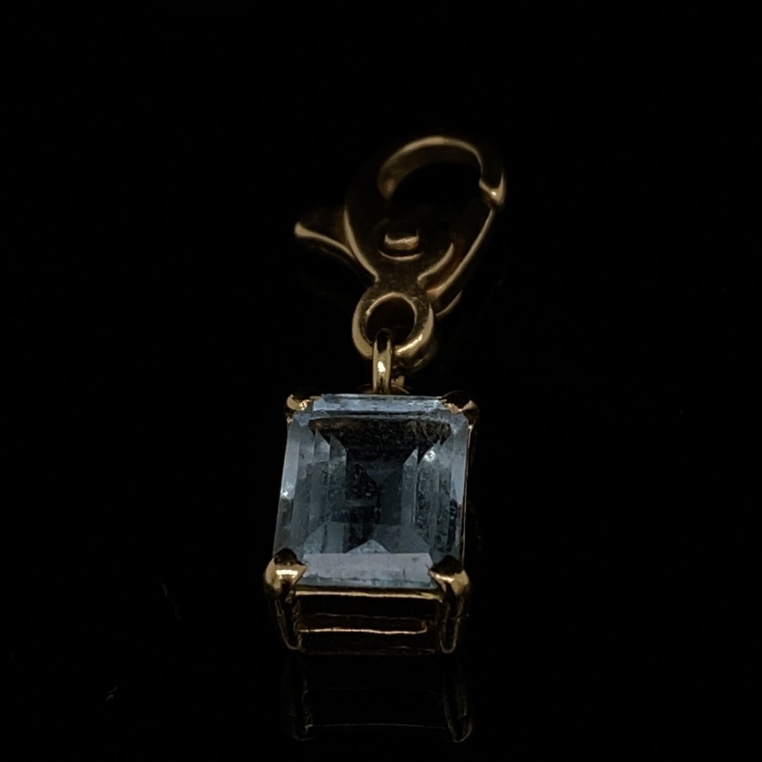 18ct Yellow Gold Emerald Cut Aquamarine Charm
